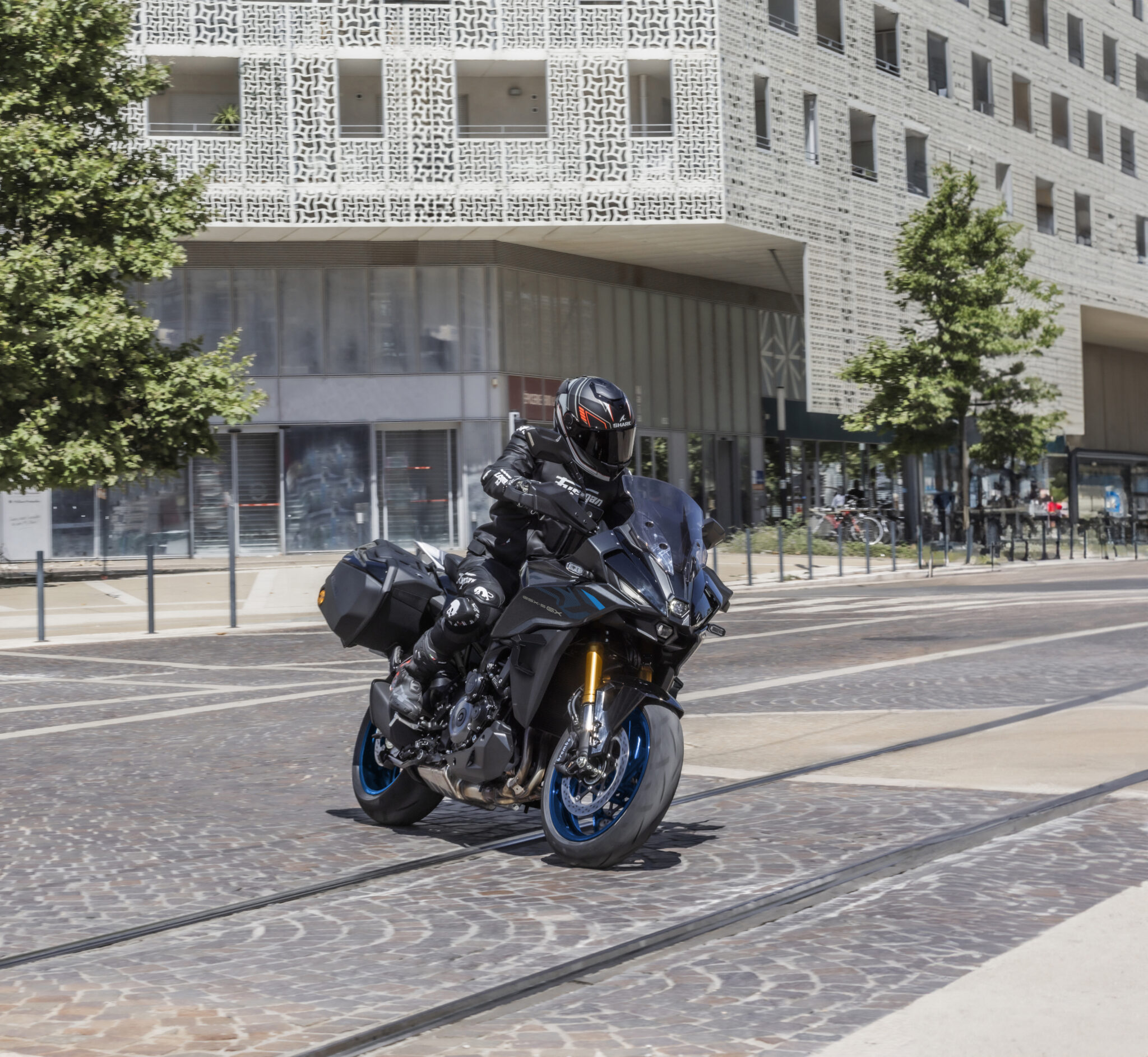 GSX-S1000GX_M6_Action_09-rgb